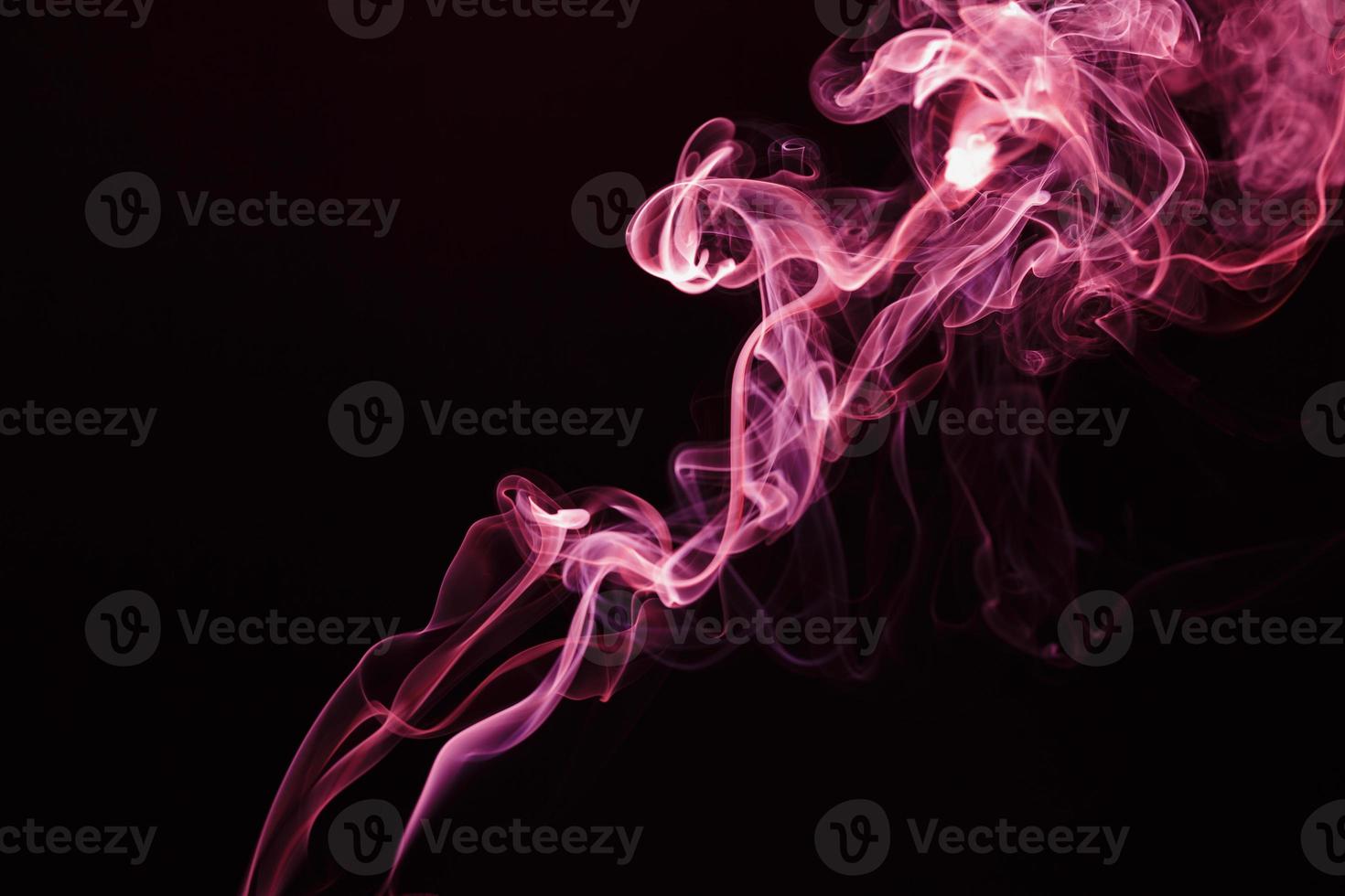 fumaça flutuando em fundo escuro foto