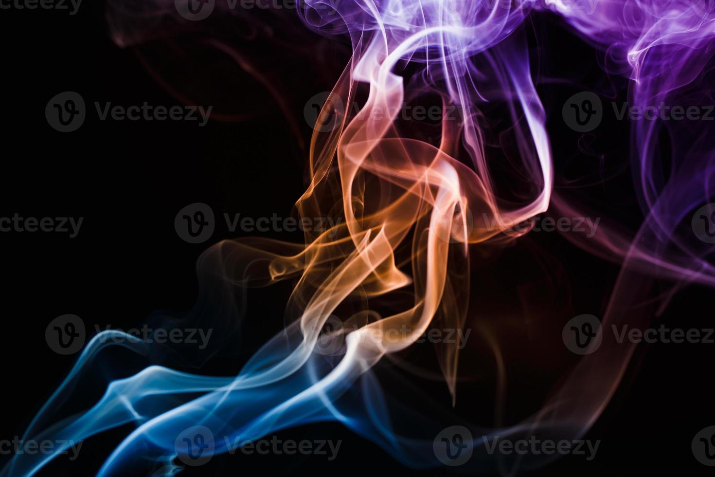 fumaça flutuando em fundo escuro foto