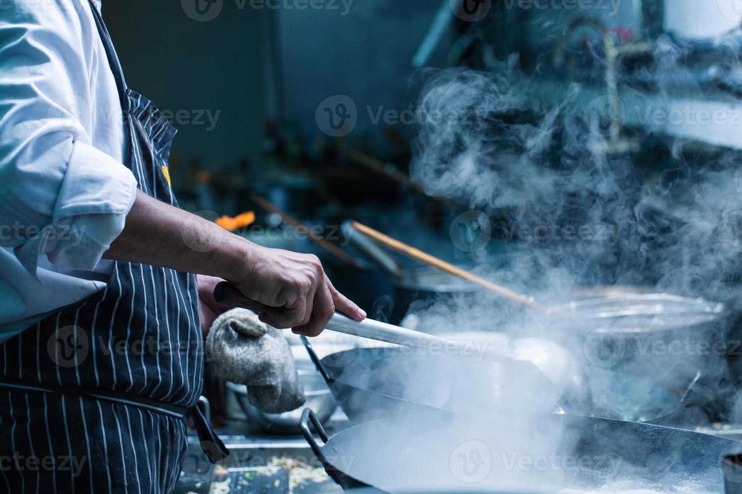 chef está mexendo foto