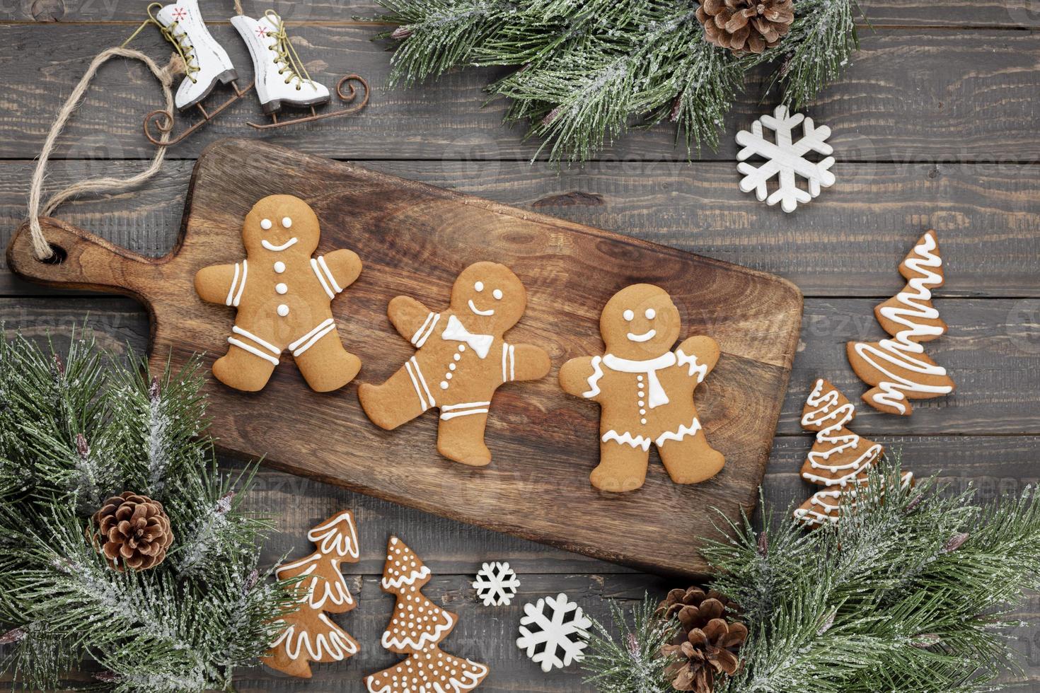 biscoitos de gengibre caseiros de Natal na mesa de madeira. foto
