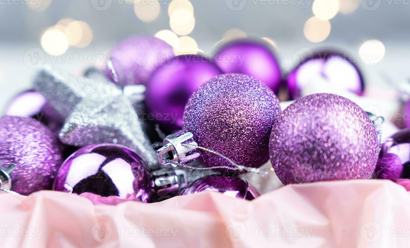 Natal árvore decorações dentro uma cesta. Novo ano e Natal feriados. fechar-se. seletivo foco. foto