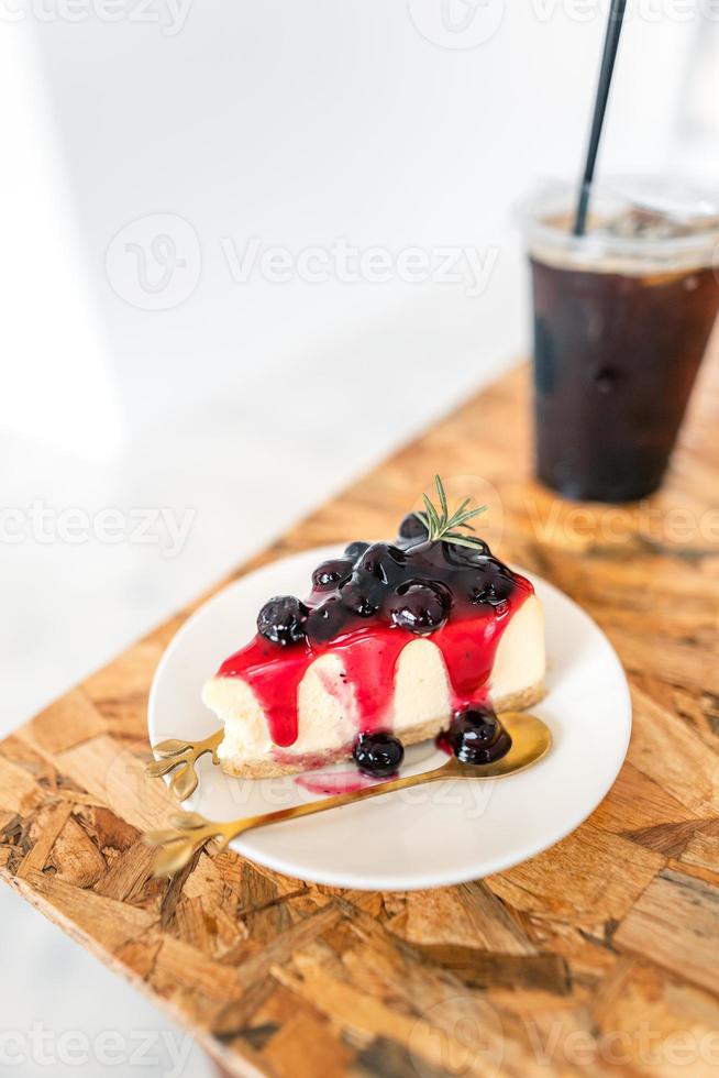 bolo de mirtilo em um prato em um café foto