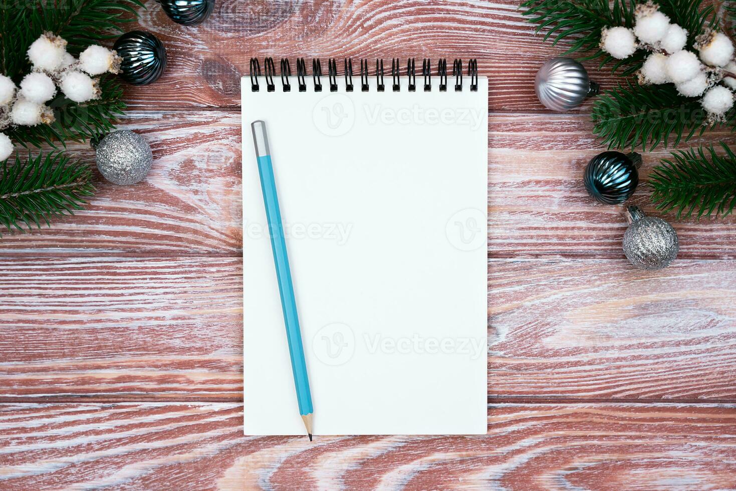 em branco bloco de anotações e lápis para desejo Lista em de madeira fundo. flatlay. topo visualizar. cópia de espaço. foto