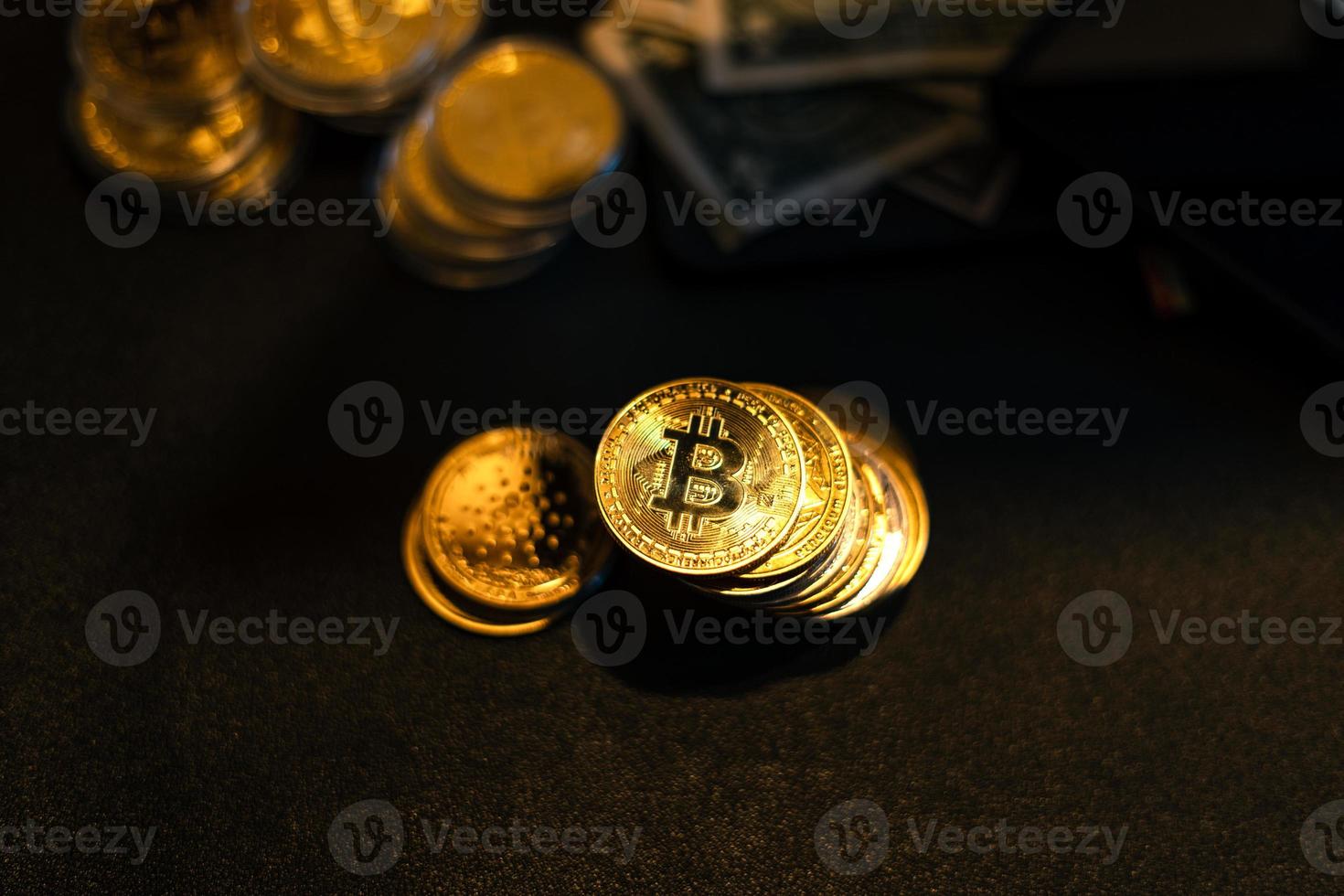 bitcoin é colocado em uma mesa na frente de um gráfico de computador foto