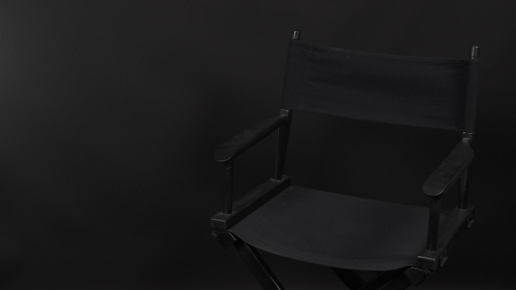 cadeira do diretor isolada.é usada na produção de vídeo ou na indústria de cinema. é colocado em um fundo preto. foto
