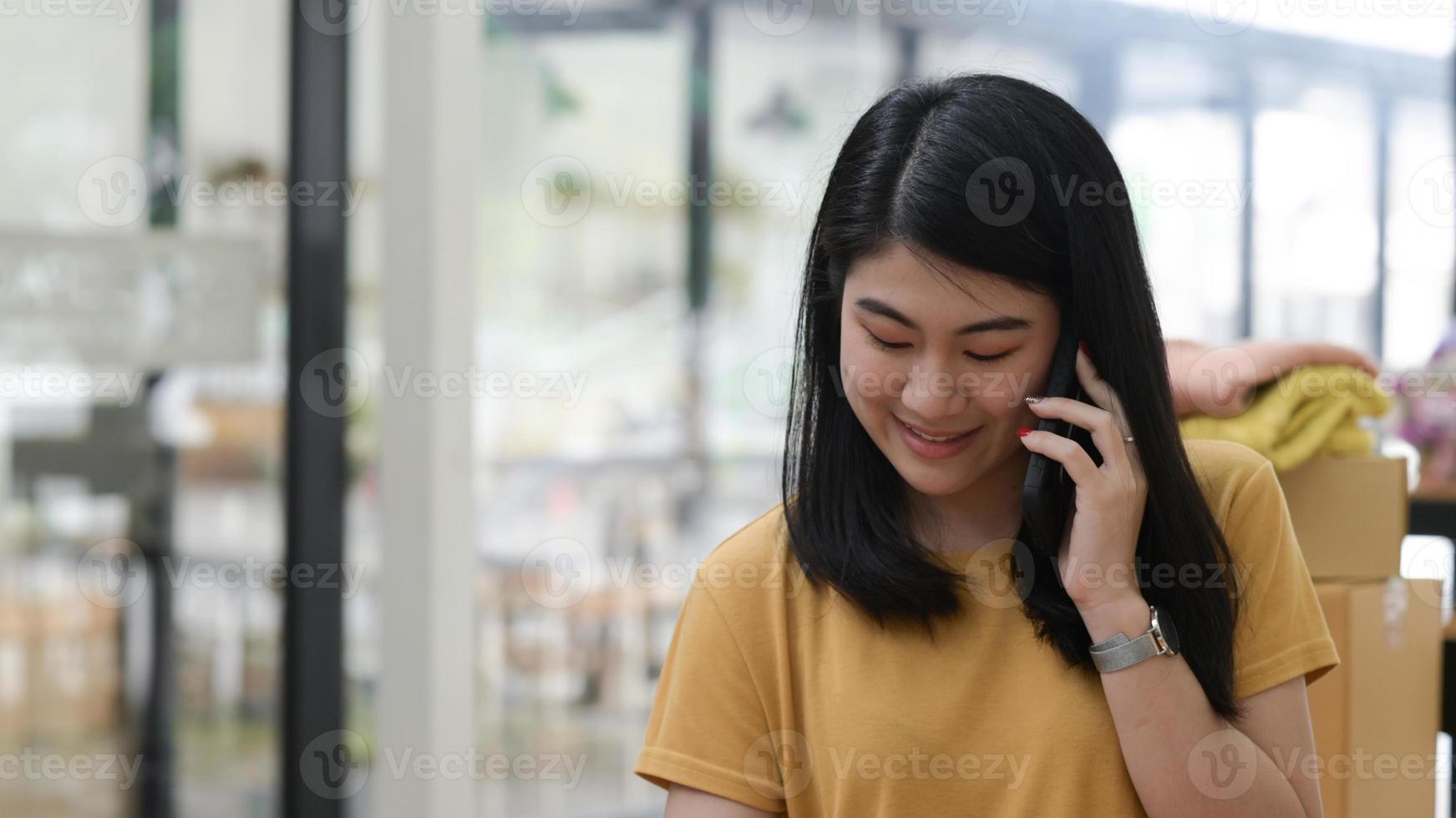 mulheres jovens falando ao telefone com uma expressão sorridente. foto