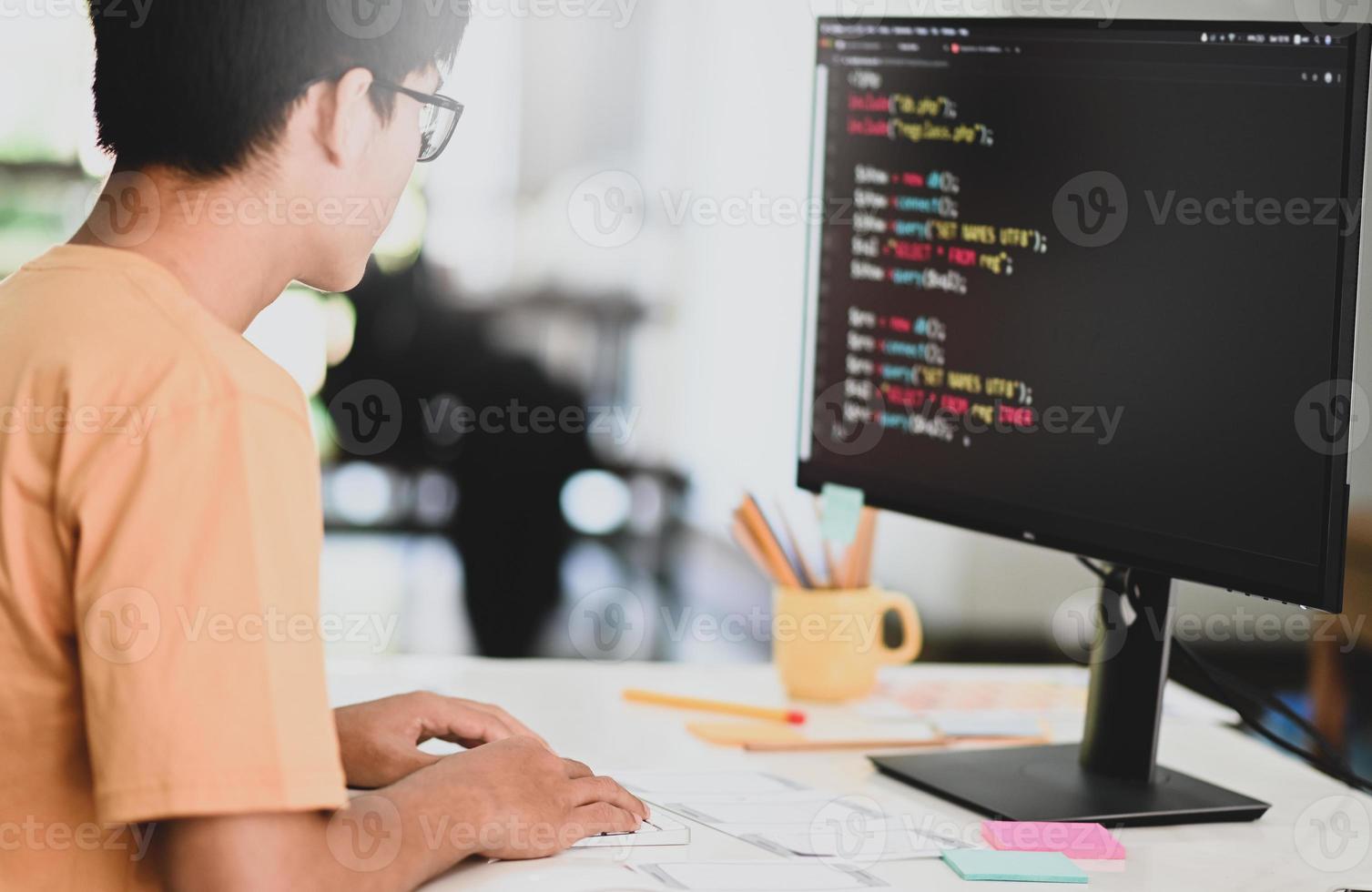 os programadores estão programando para oferecer suporte a novos aplicativos. foto