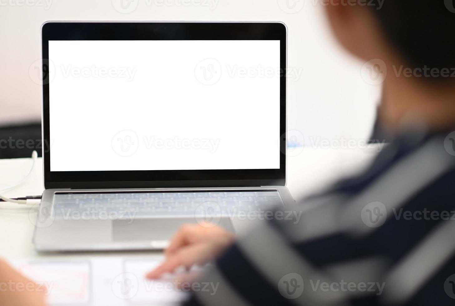 foto recortada do programador usando o laptop de tela em branco de maquete.