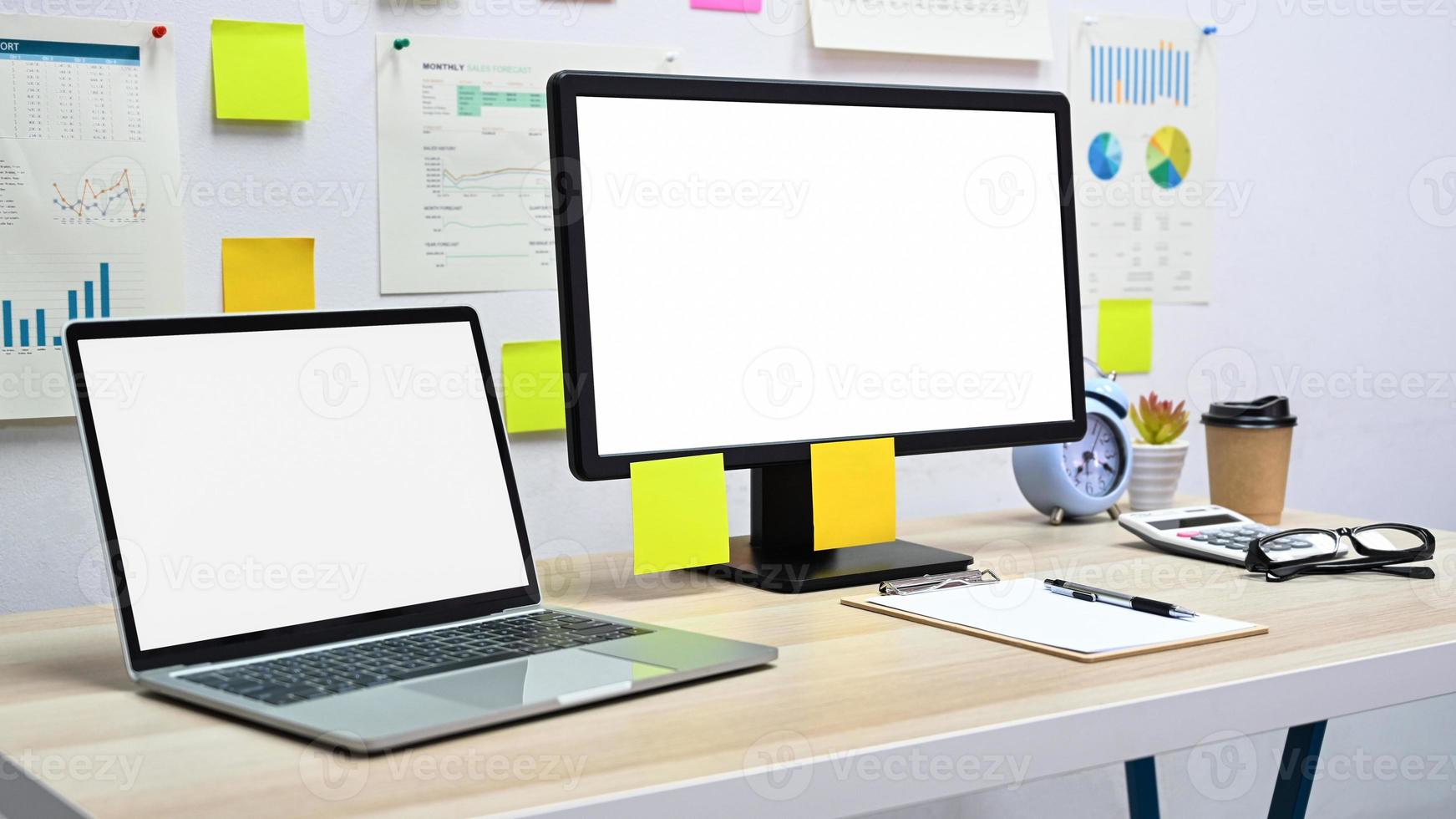 computador de maquete de tela em branco e laptop com equipamento de escritório em cima da mesa no escritório. foto