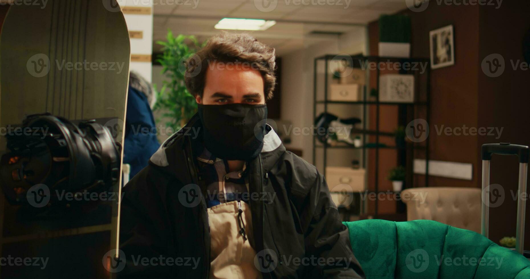 muscular pessoa chegando para montanha localização para começar esquiar com engrenagem, vestindo segurança inverno vestuário e arnês. antes praticando intenso esportivo Atividades, jovem adulto desenrola dentro salão. foto