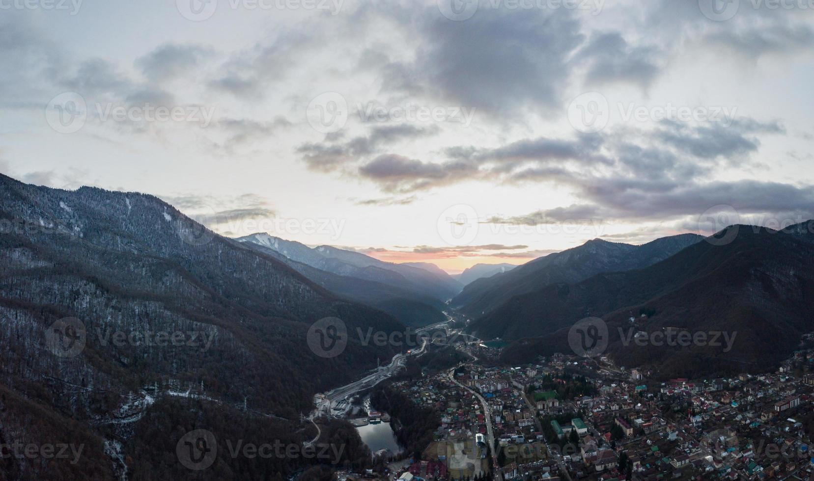 vista aérea de krasnaya polyana no pôr do sol, montanhas cobertas pela neve. Rússia. foto