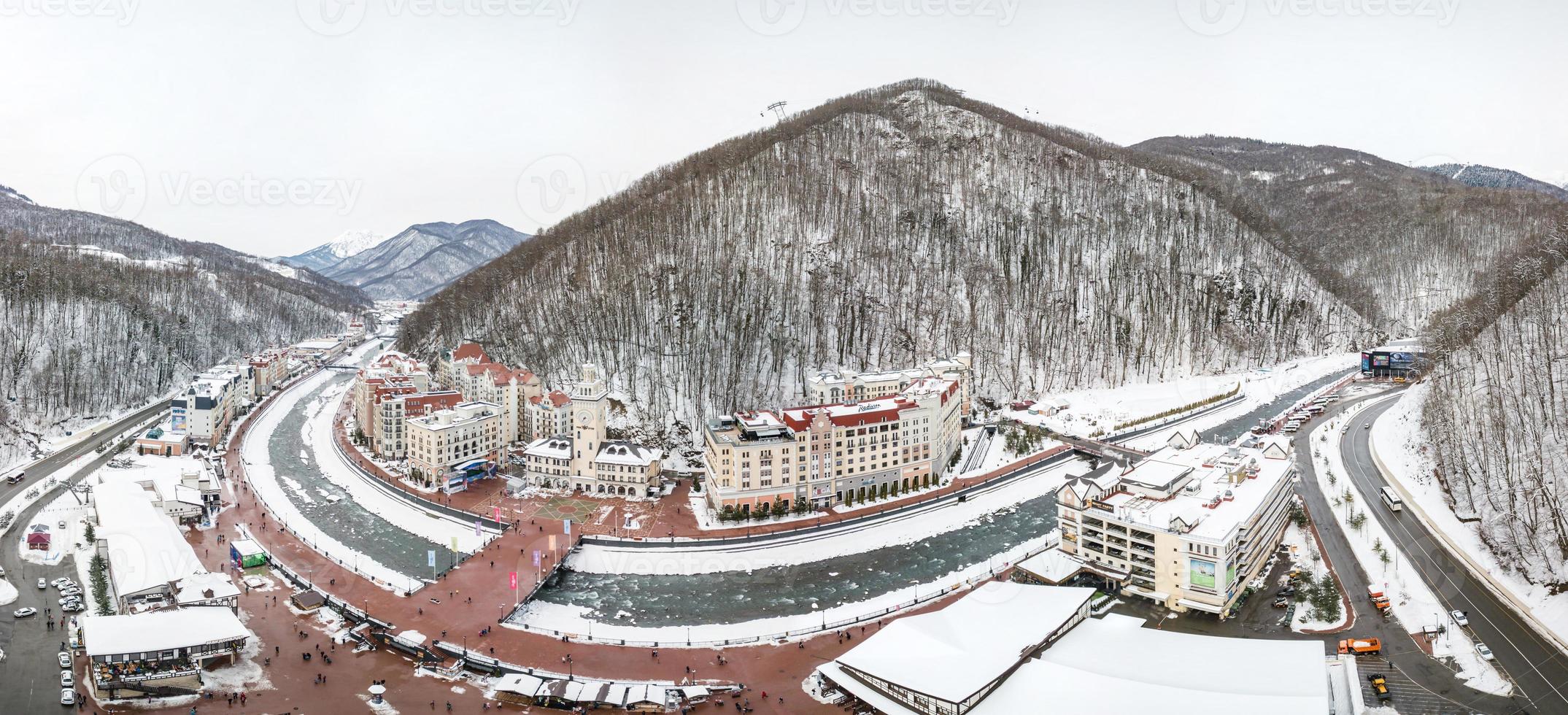 vista aérea da estância de esqui rosa khutor, montanhas cobertas pela neve em krasnaya polyana, na Rússia. foto