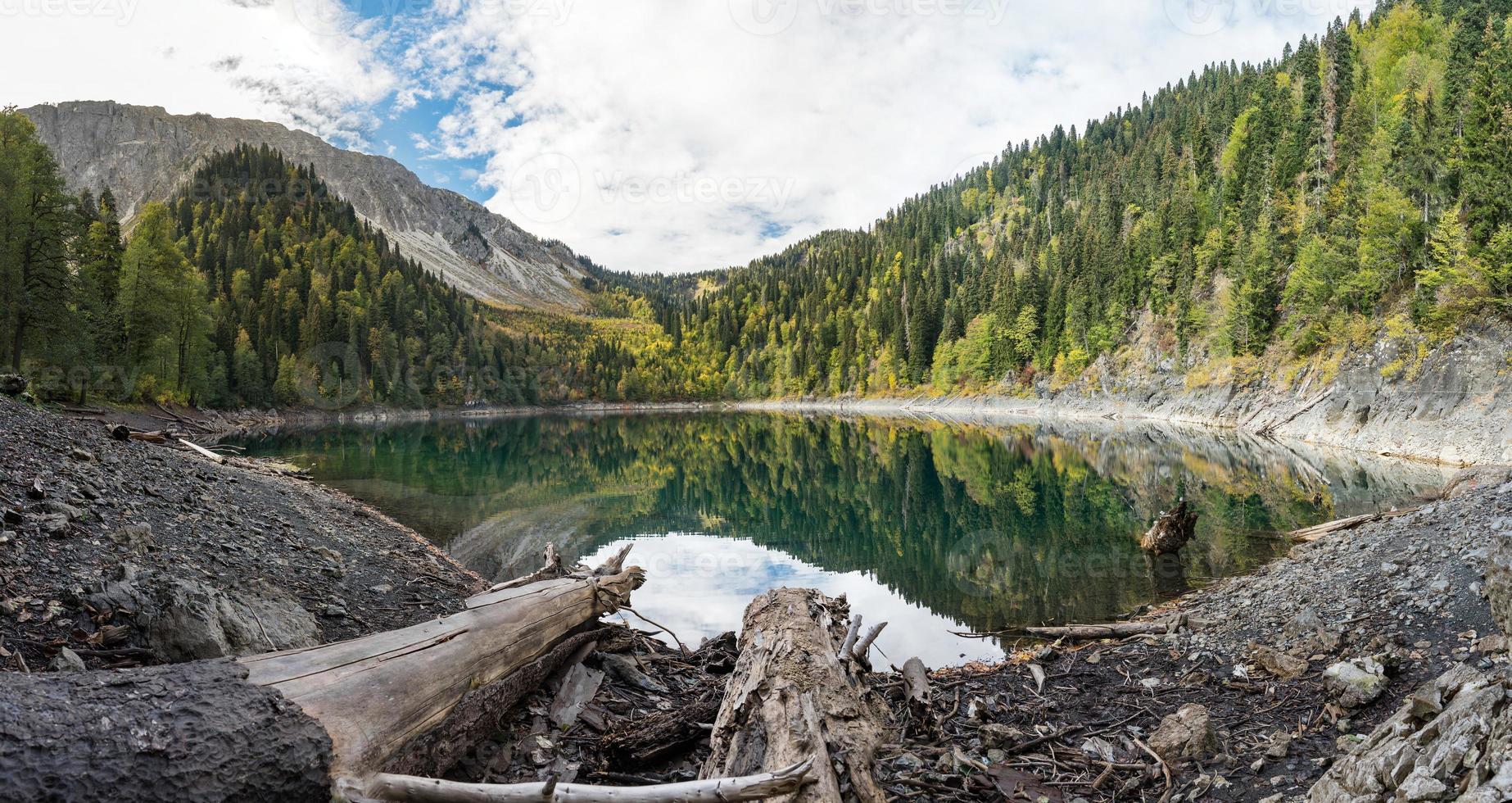 lago da montanha, abcásia, belo lago malaya ritsa foto