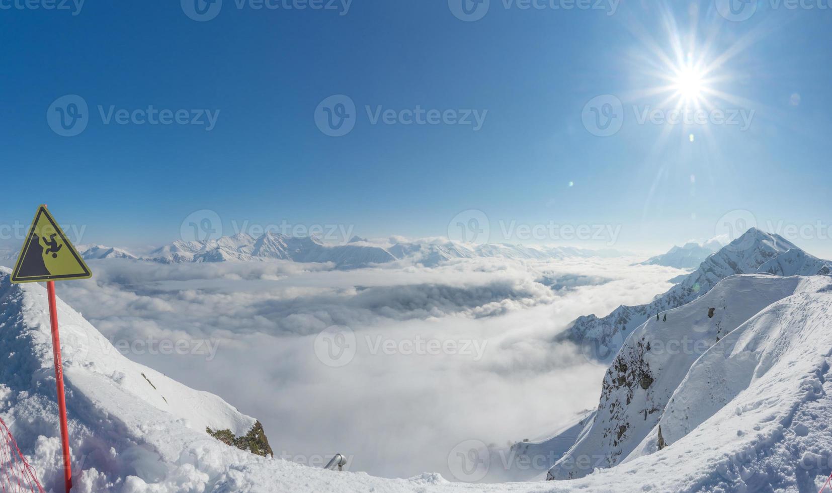 vista aérea acima das nuvens na Rússia foto