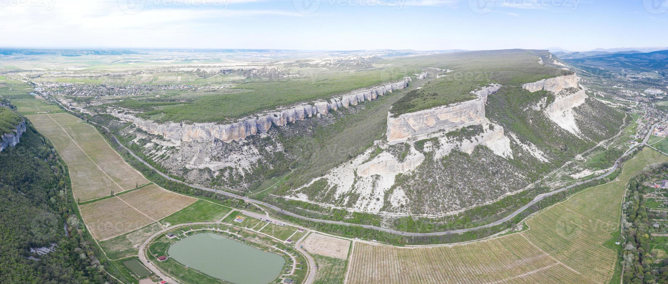 vista aérea do desfiladeiro de Belbek na Crimeia foto