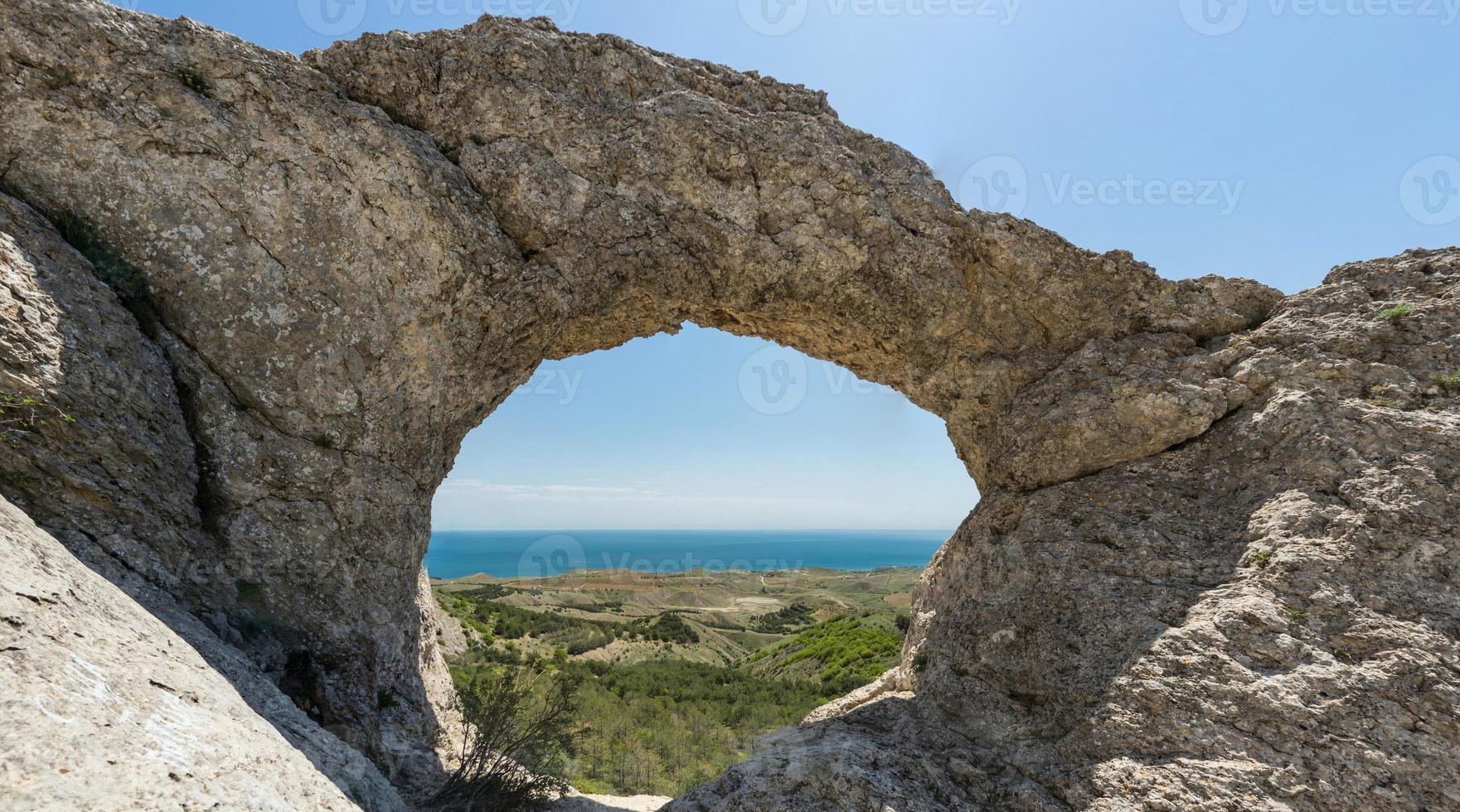 anel de amor em arco de pedra, península da criméia foto