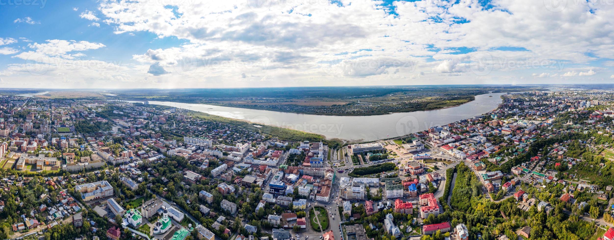 vista aérea da cidade de tomsk e do rio tom na sibéria, rússia foto