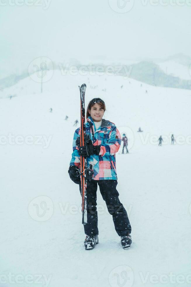 jovem mulher jogando esqui dentro inverno temporada. neve inverno atividade conceito foto
