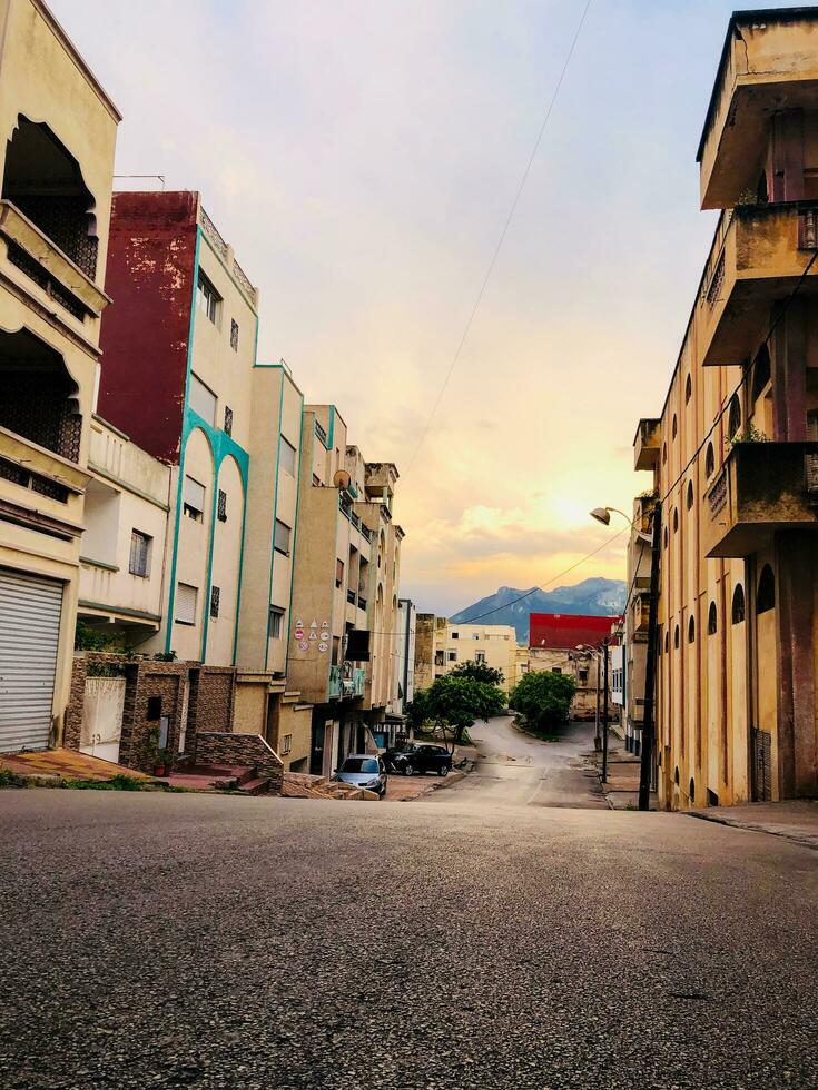 asfalto estrada entre a edifícios do a Vizinhança foto