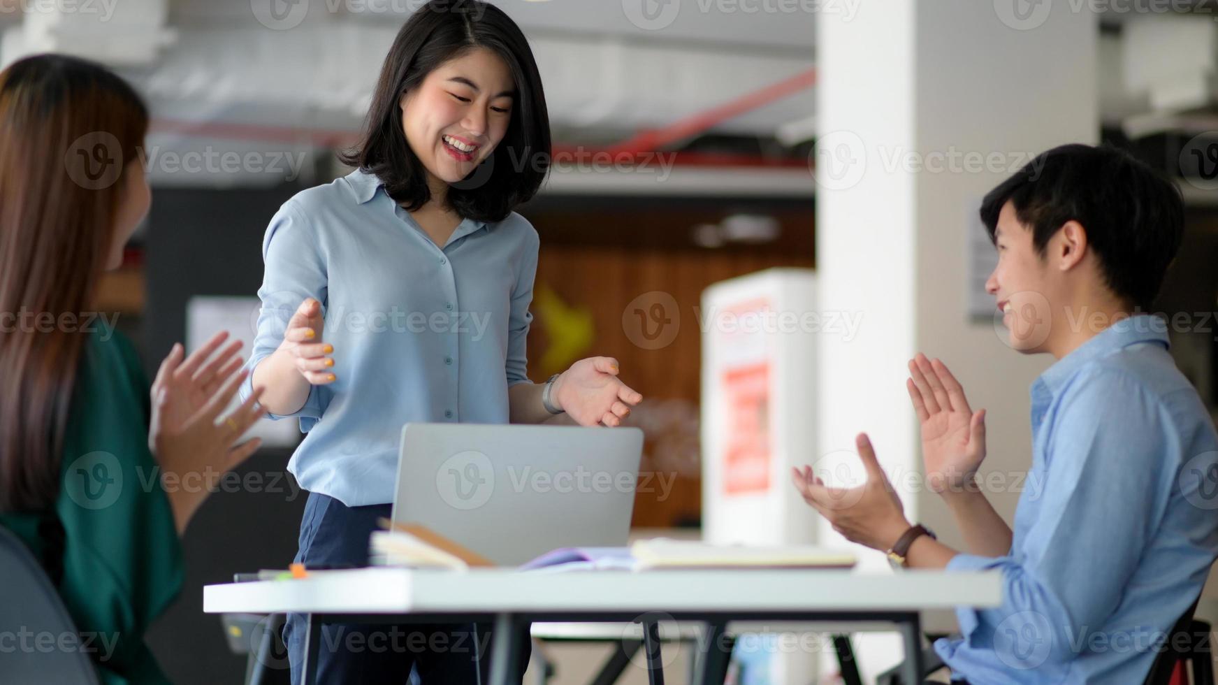 jovem apresentou os resultados por meio de videoconferência com a equipe aplaudindo o incentivo. foto