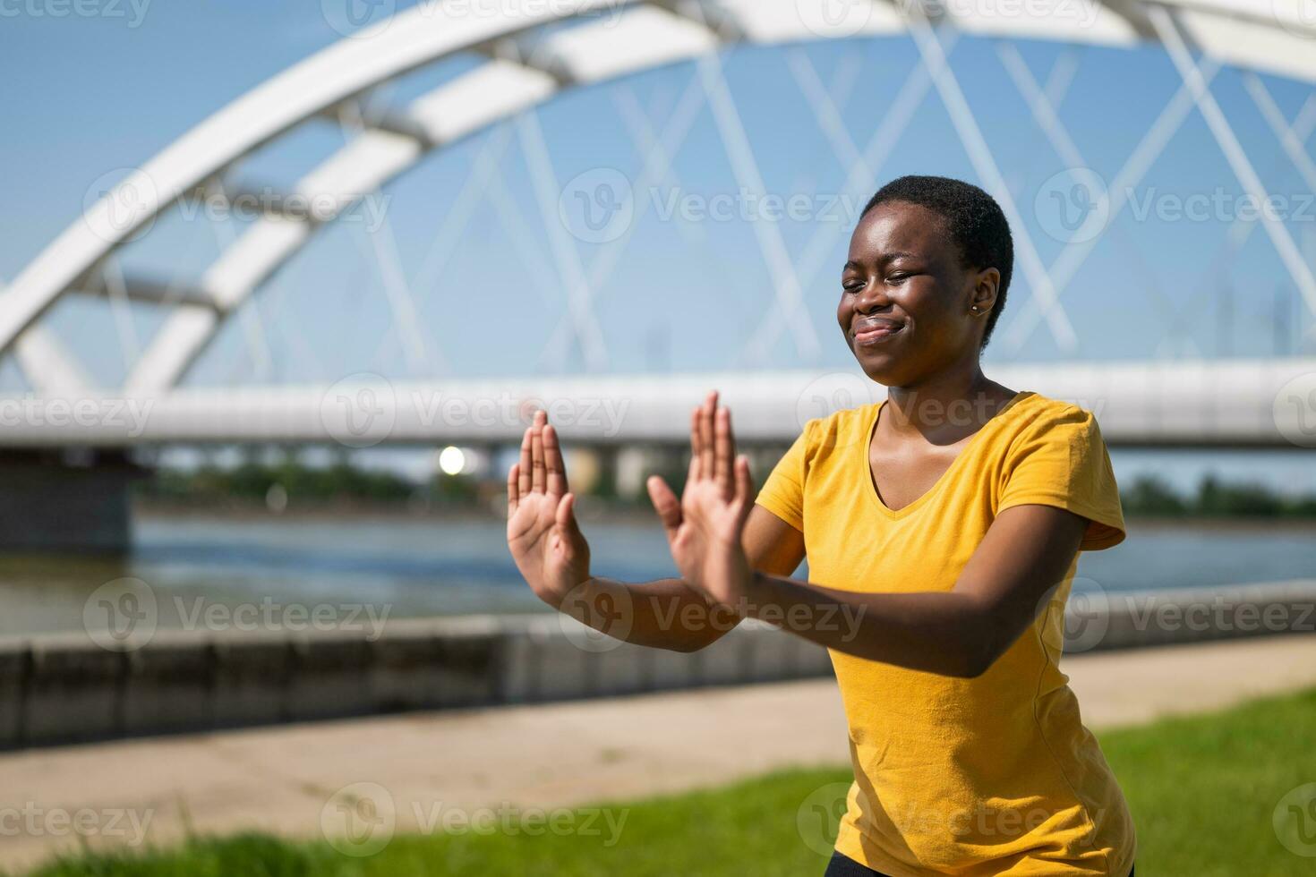 jovem mulher goza exercício tai chi ao ar livre foto