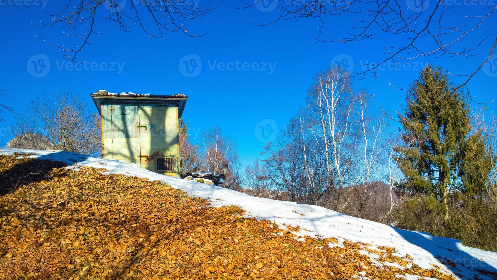 cabana de madeira camuflada para caça nas montanhas no inverno foto