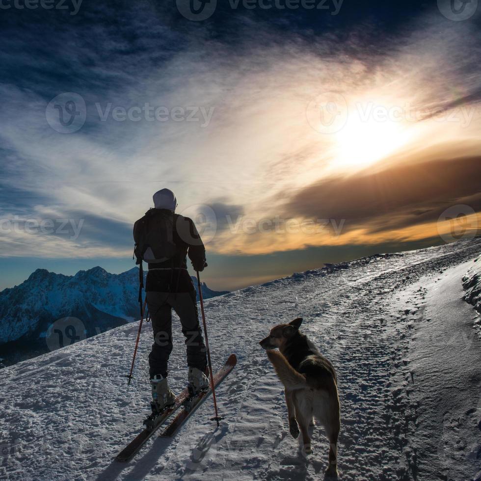 silhueta de alpinismo de esqui foto