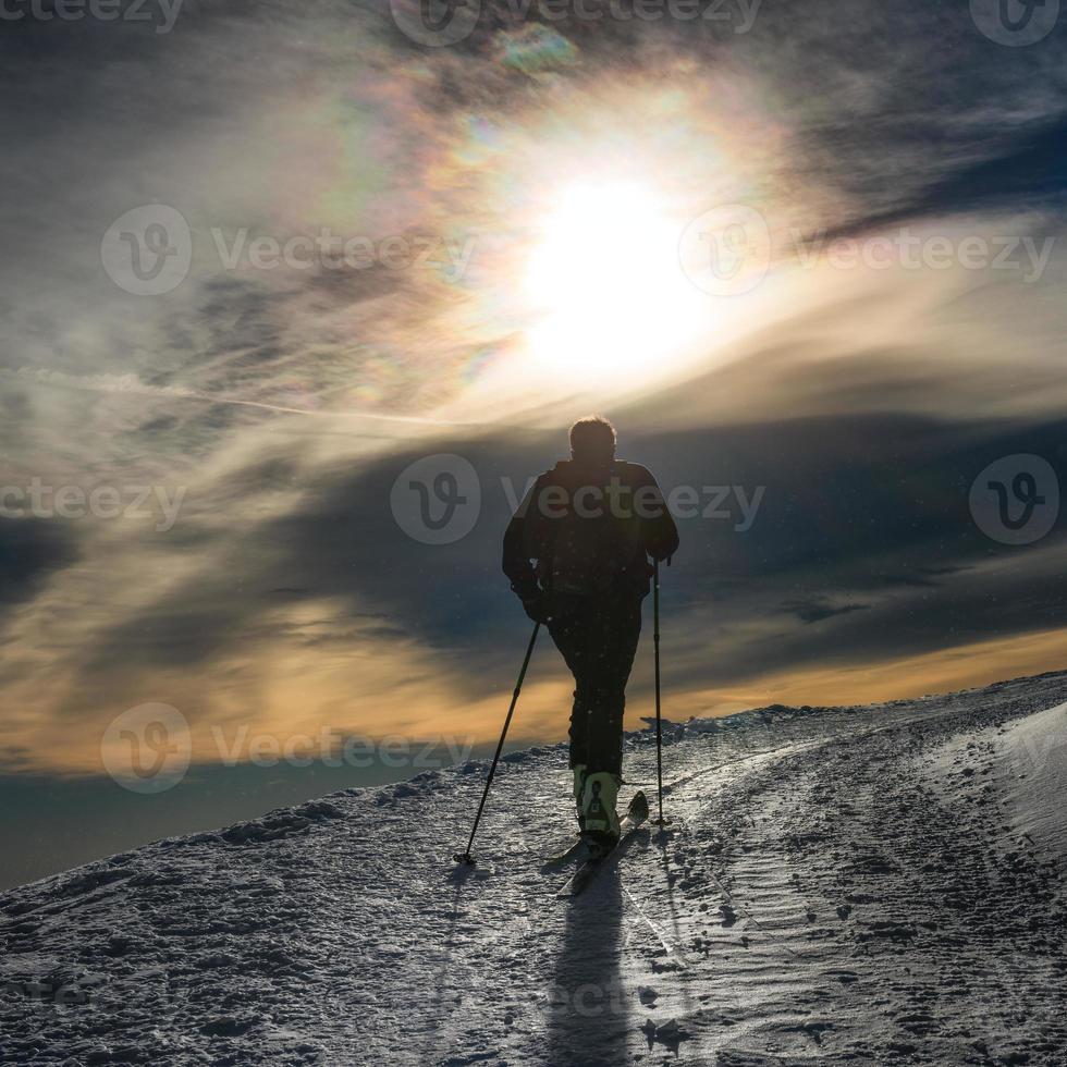 silhueta de alpinismo de esqui foto