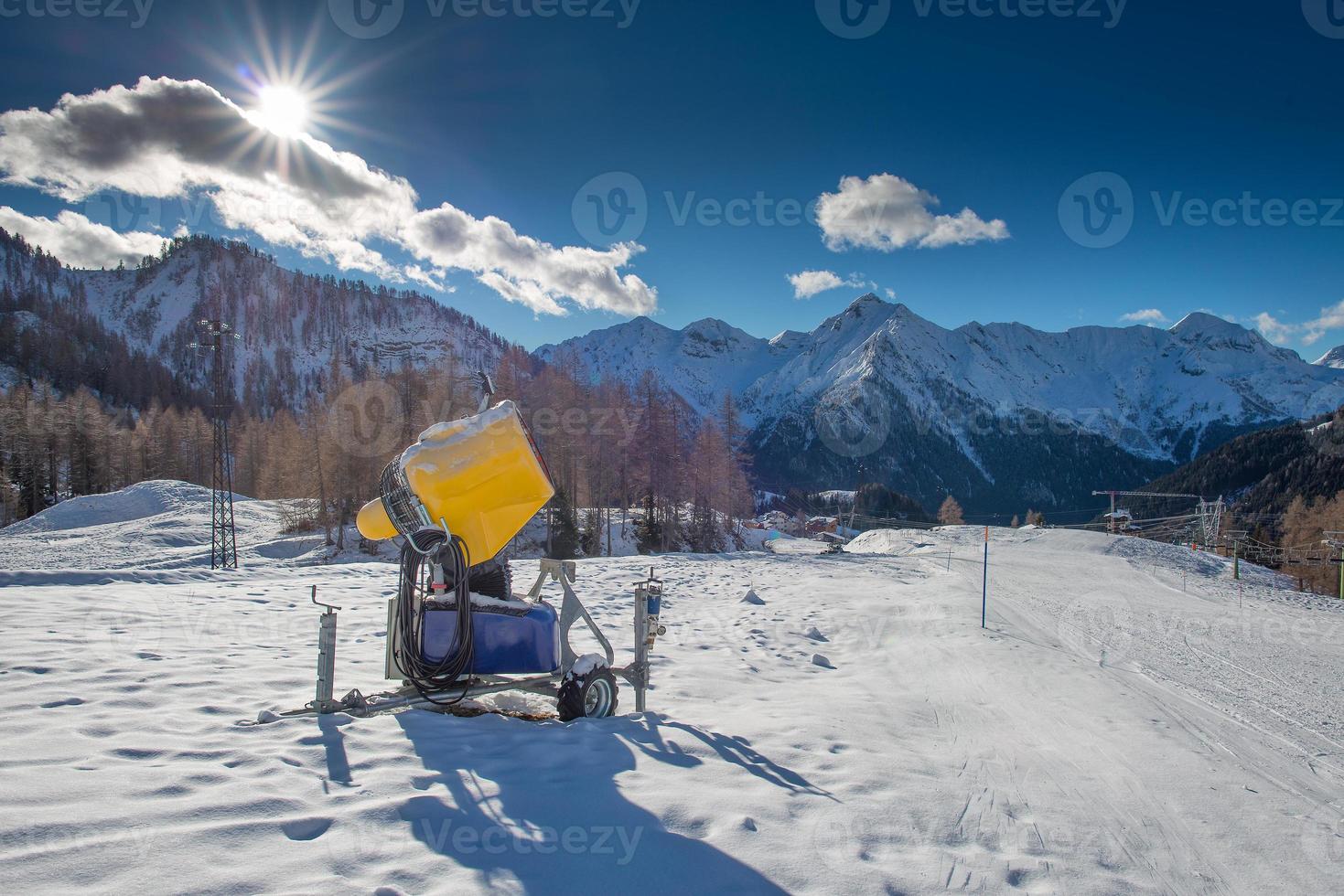 canhão de neve nos Alpes foto