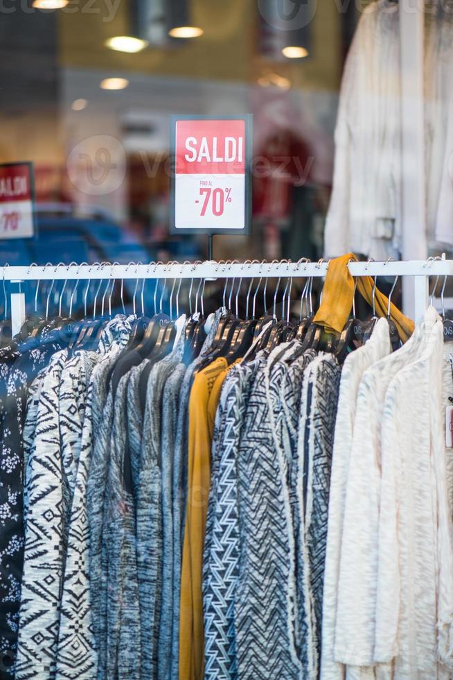 liquidação em desconto com uma seleção de moda para mulheres foto