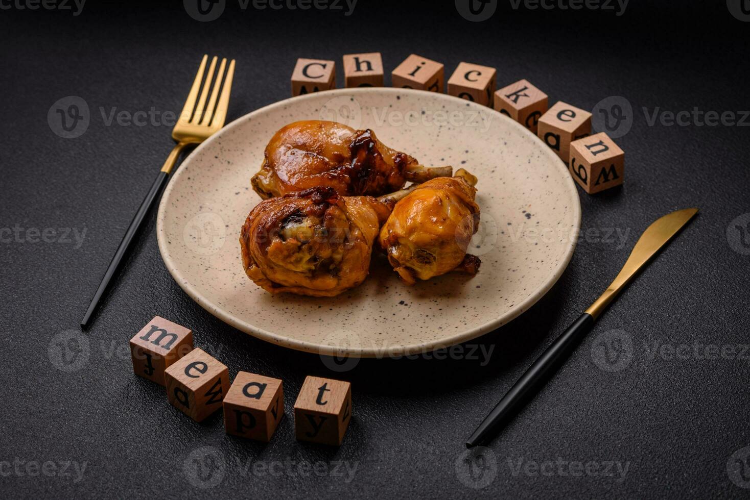 delicioso ásia prato com frango pernas dentro teriyaki molho com sal e especiarias foto