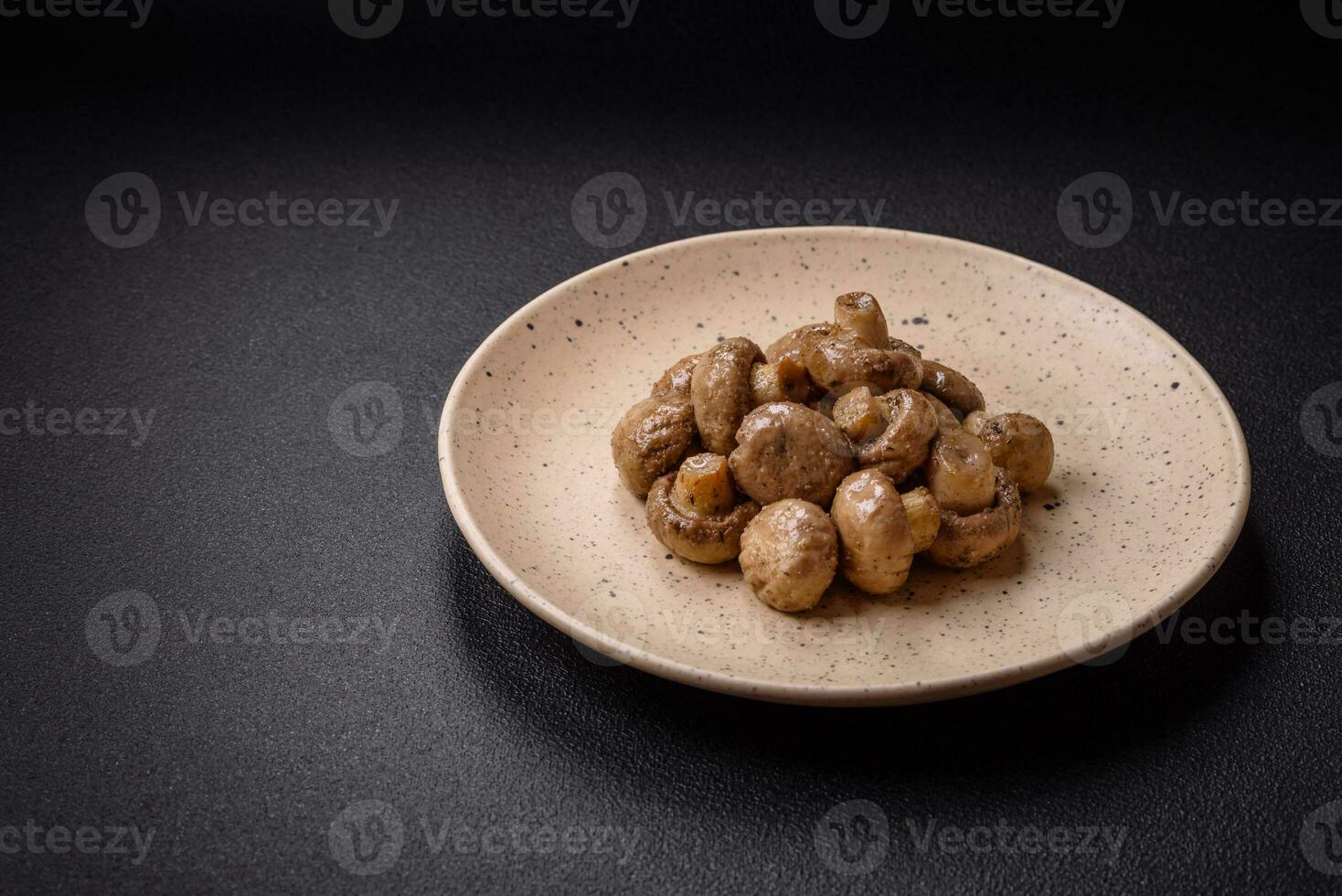 delicioso suculento todo champignon cozido em a grade com sal e especiarias foto