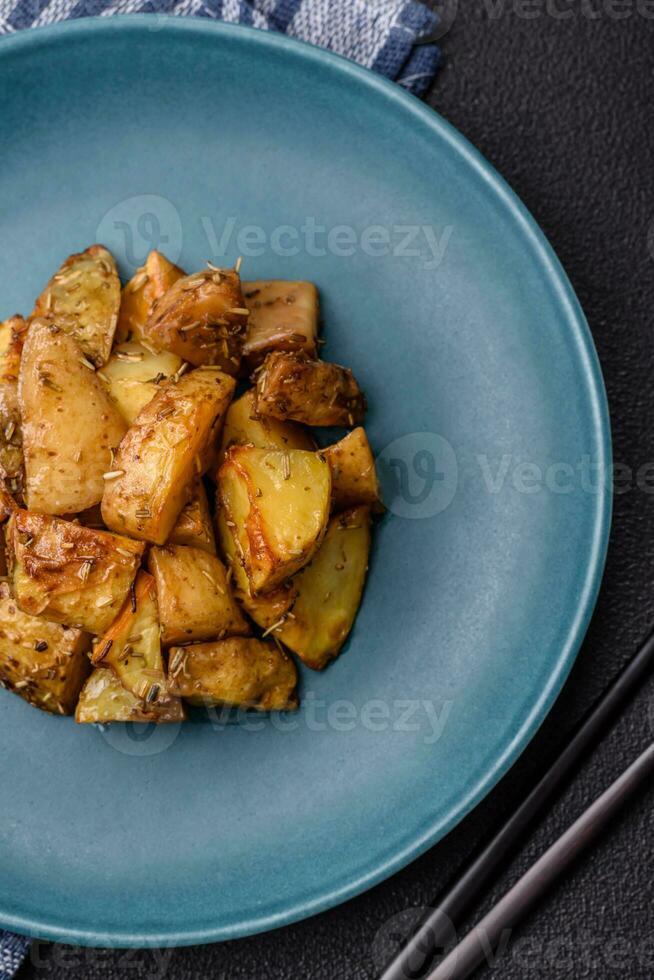 delicioso crocantes frito batata cunhas com sal, especiarias e ervas foto