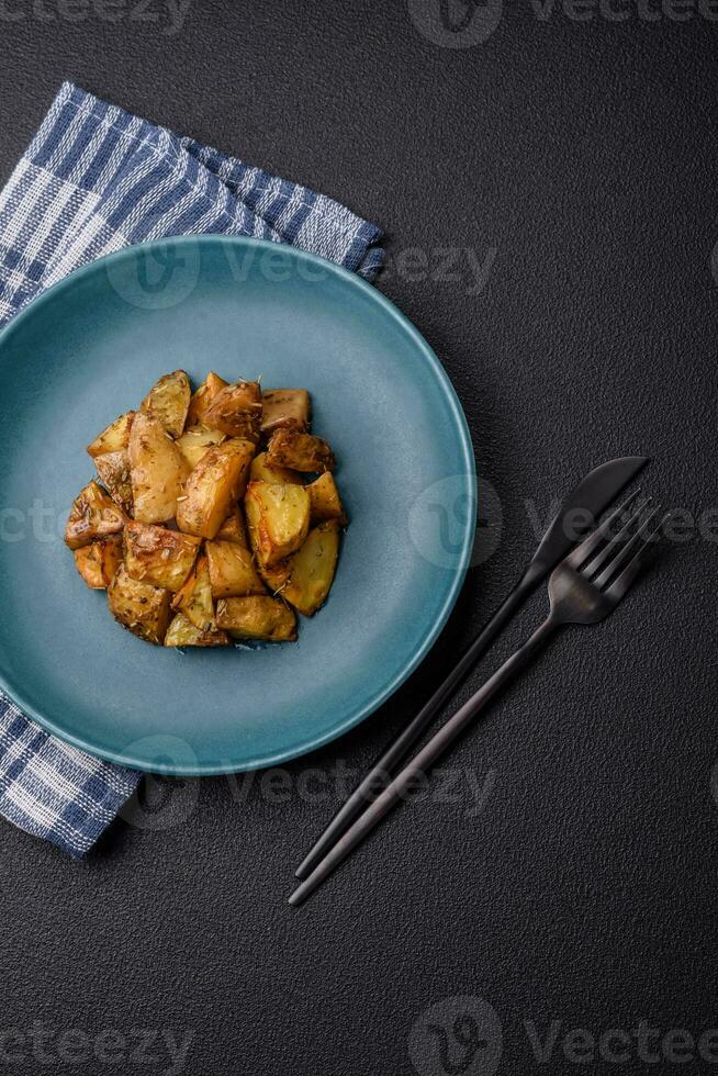 delicioso crocantes frito batata cunhas com sal, especiarias e ervas foto