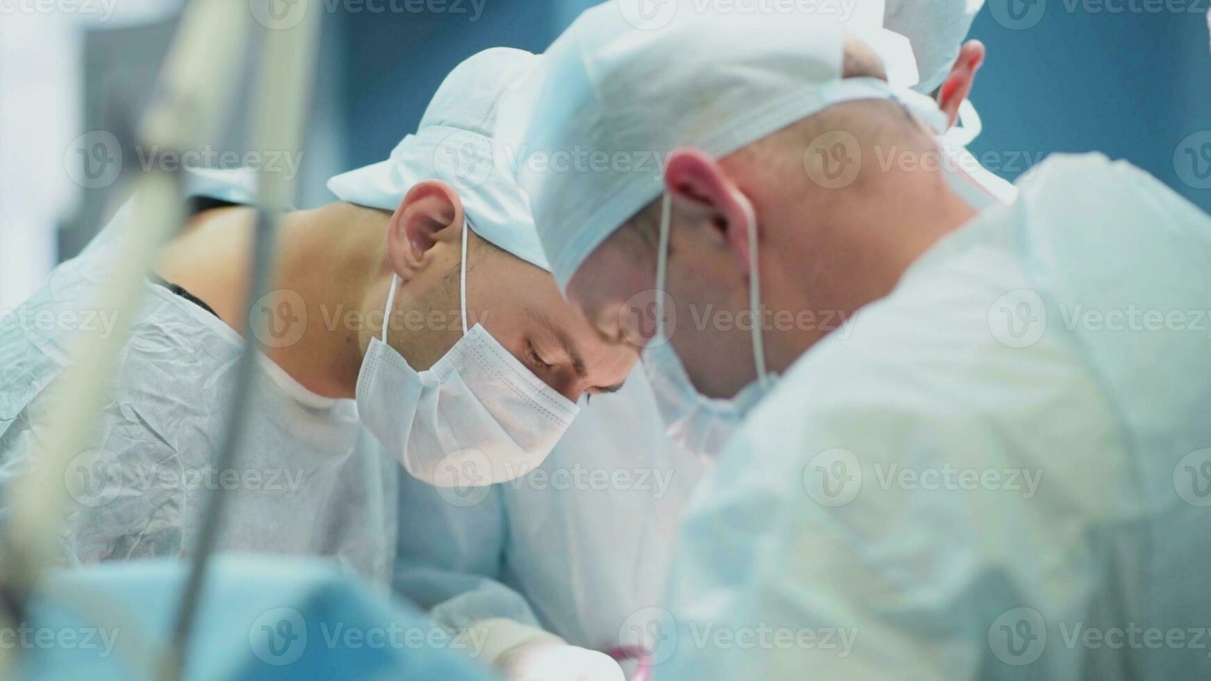 equipe do cirurgiões fazendo Operação dentro hospital foto