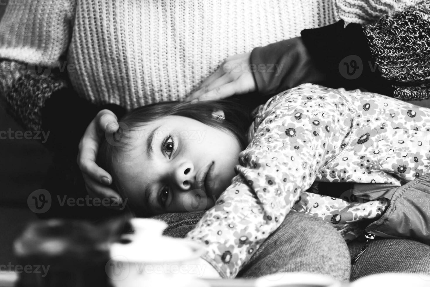 bebê descansos dentro a colo do mãe foto