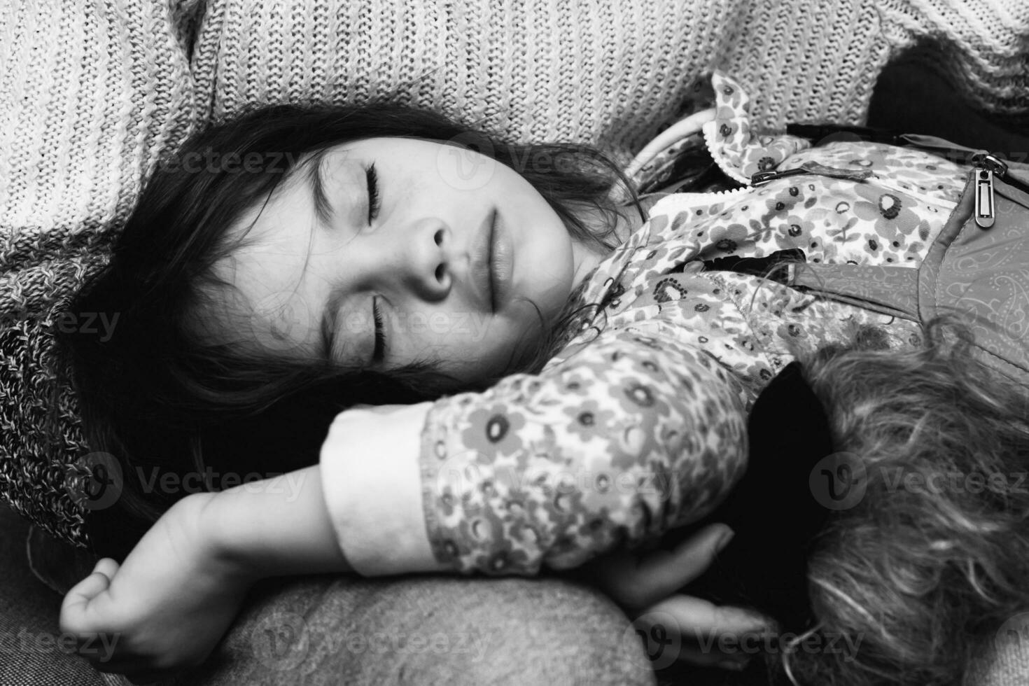 pequeno menina dormindo dentro a colo do mãe foto