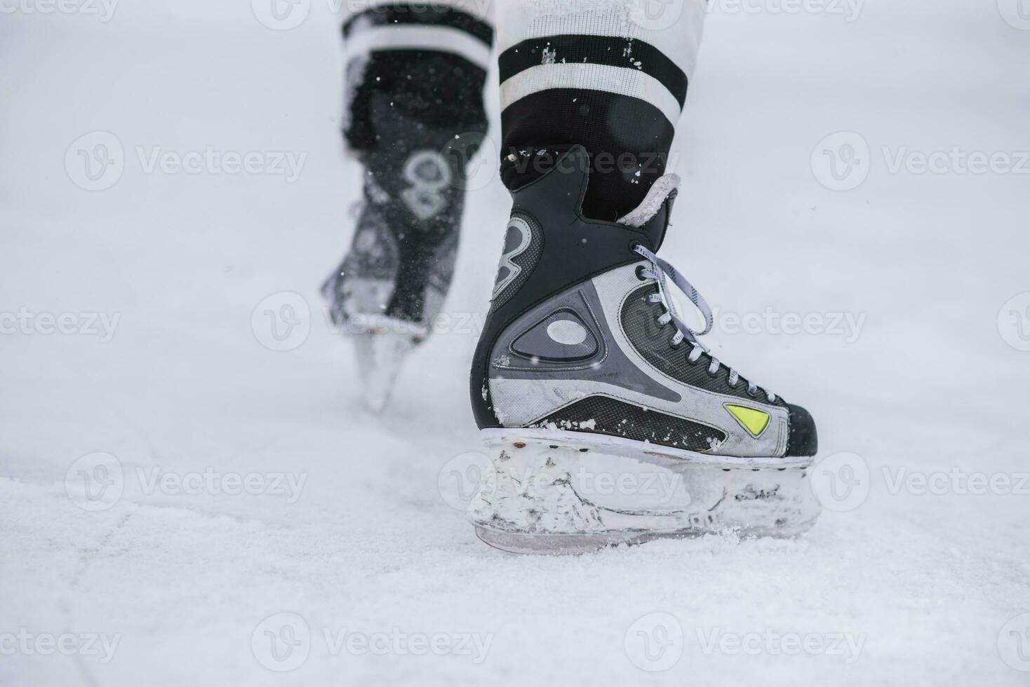 hóquei patins fechar-se durante uma jogos em gelo foto