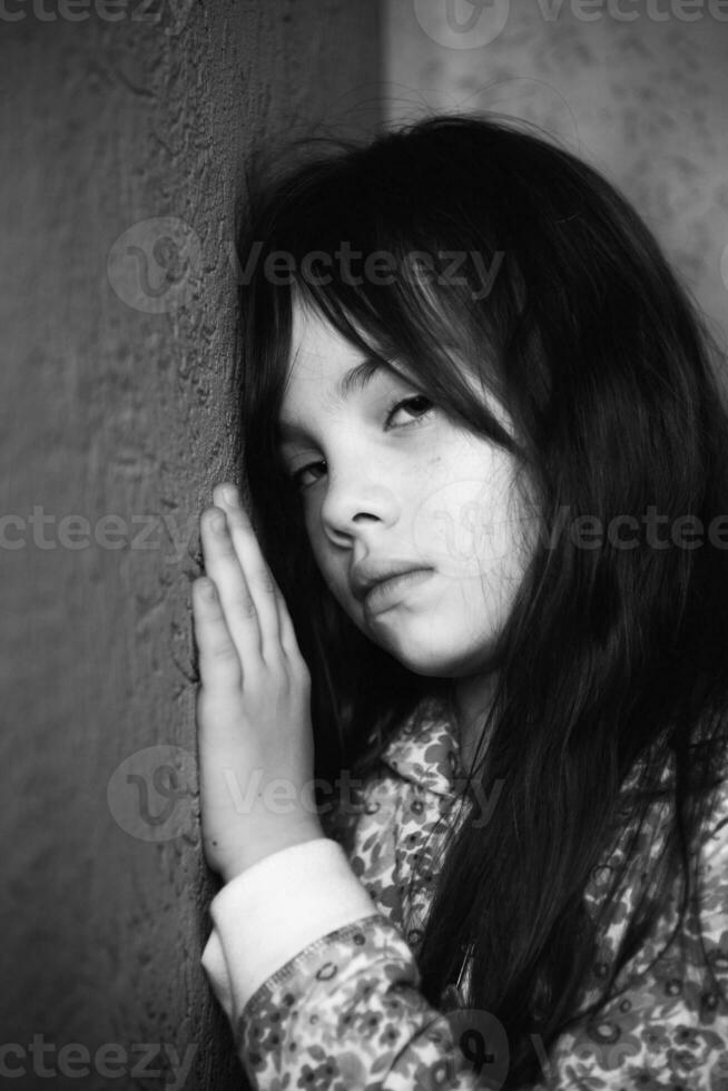 lindo retrato do uma menina que chateado foto