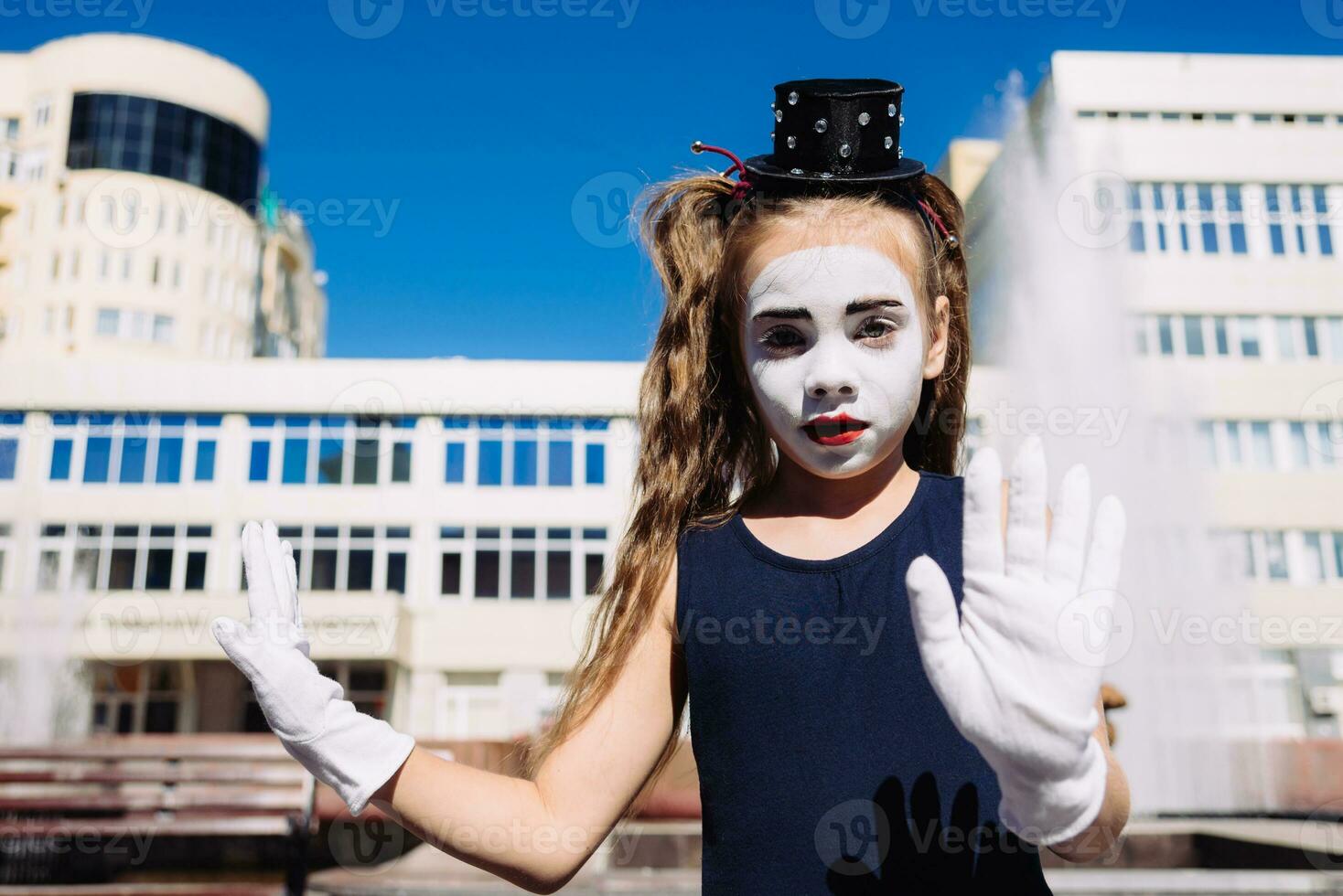 pequeno mímica menina mostra pantomima em a rua foto