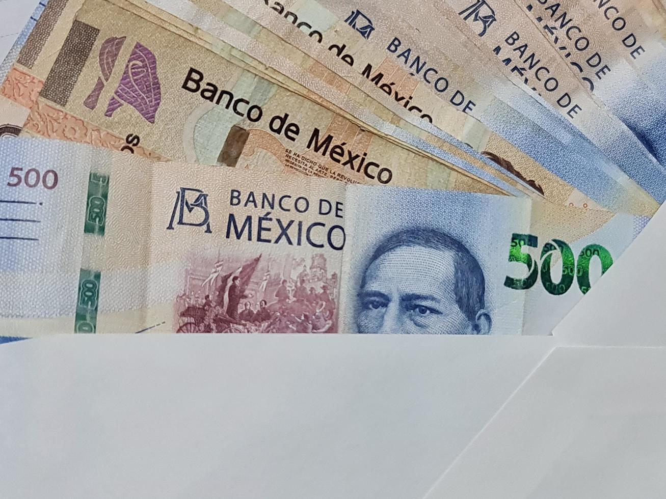 economia e finanças com dinheiro mexicano foto