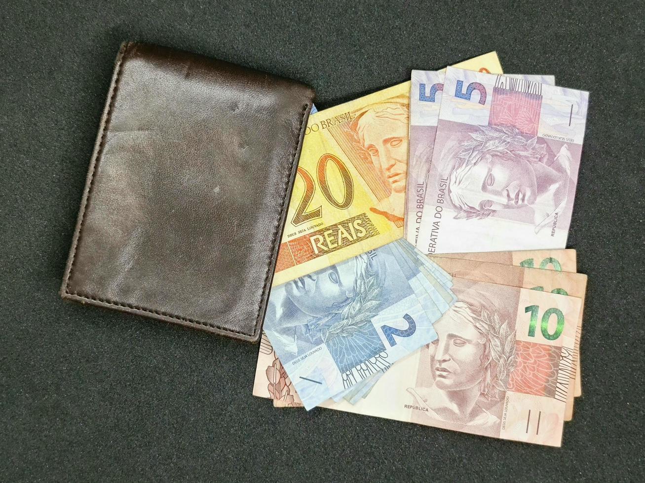 economia e finanças com dinheiro brasileiro foto