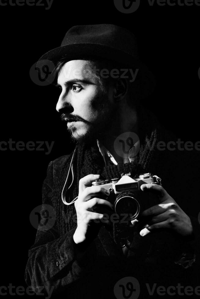 criativo fotógrafo posando dentro estúdio com Câmera foto