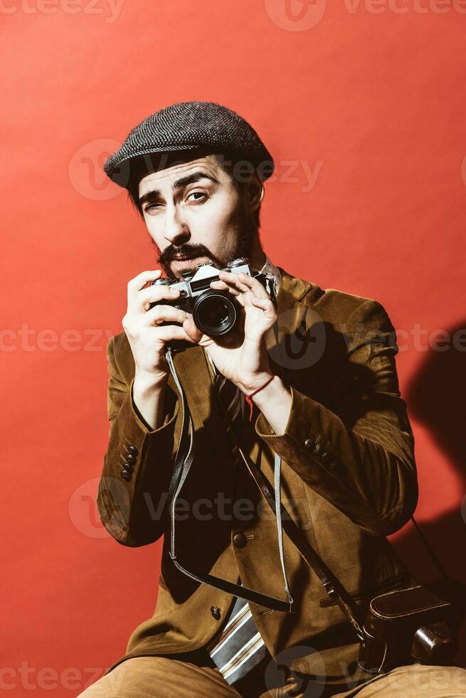 muito positivo fotógrafo posando dentro estúdio com filme Câmera foto