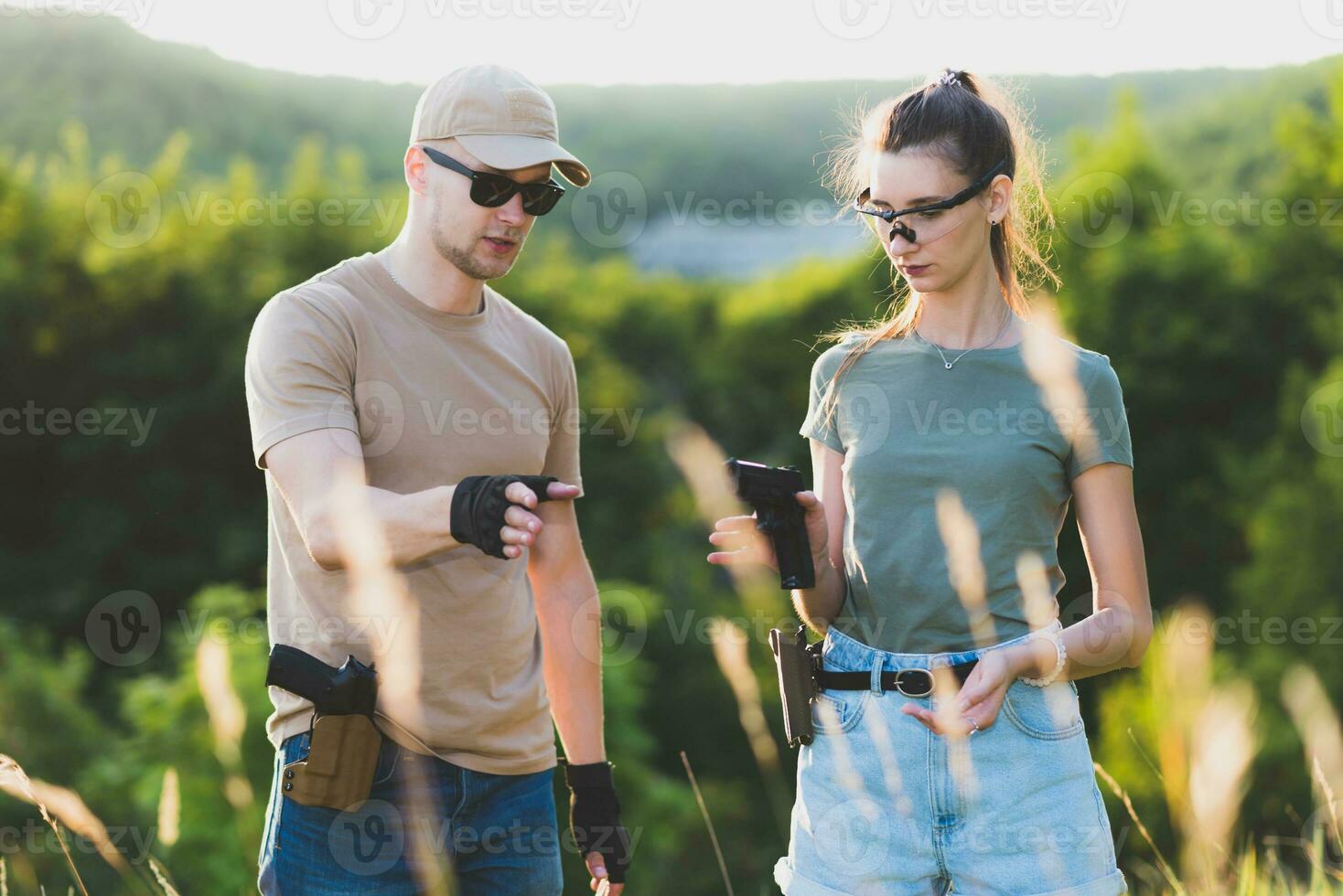 a instrutor ensina a menina para tiro uma pistola às a alcance foto