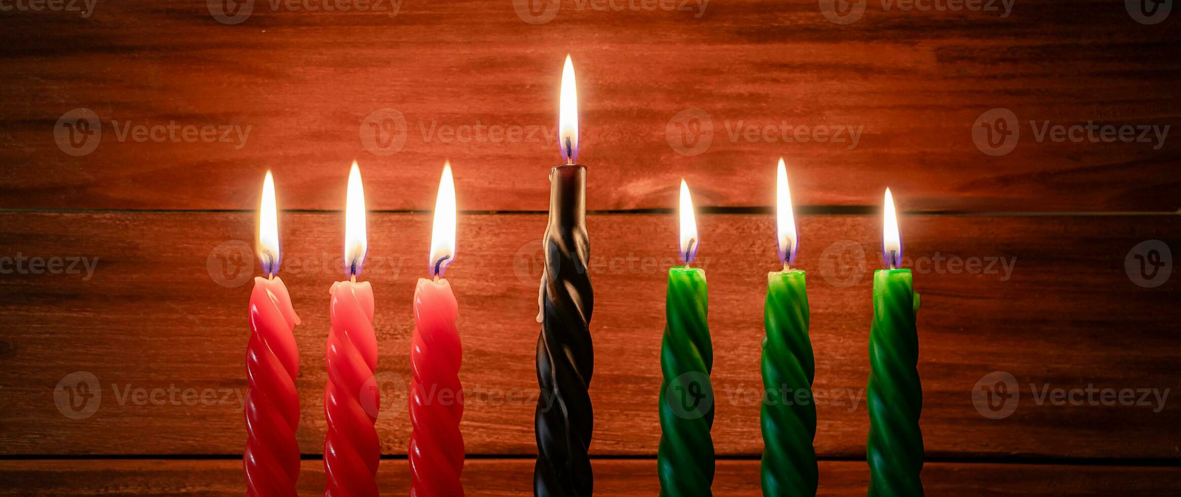 feliz kwanza. africano americano feriado. Sete queimando velas, vermelho, Preto e verde, dentro Kinara castiçal. foto