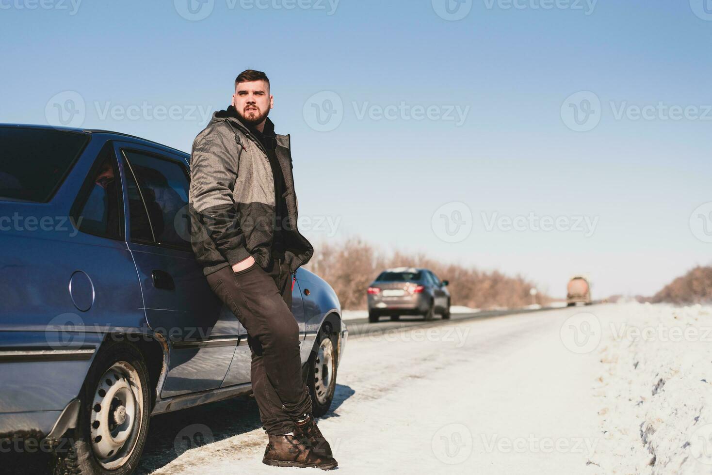 homem carrinhos perto dele quebrado carro dentro inverno foto