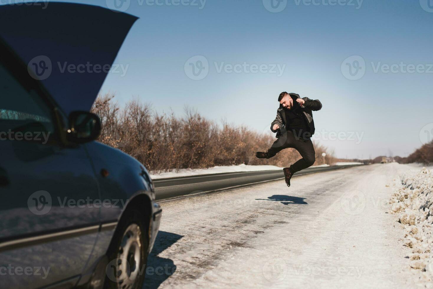 cara pega a carro e saltos para alegria foto