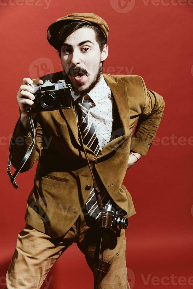 muito positivo fotógrafo posando dentro estúdio com filme Câmera foto