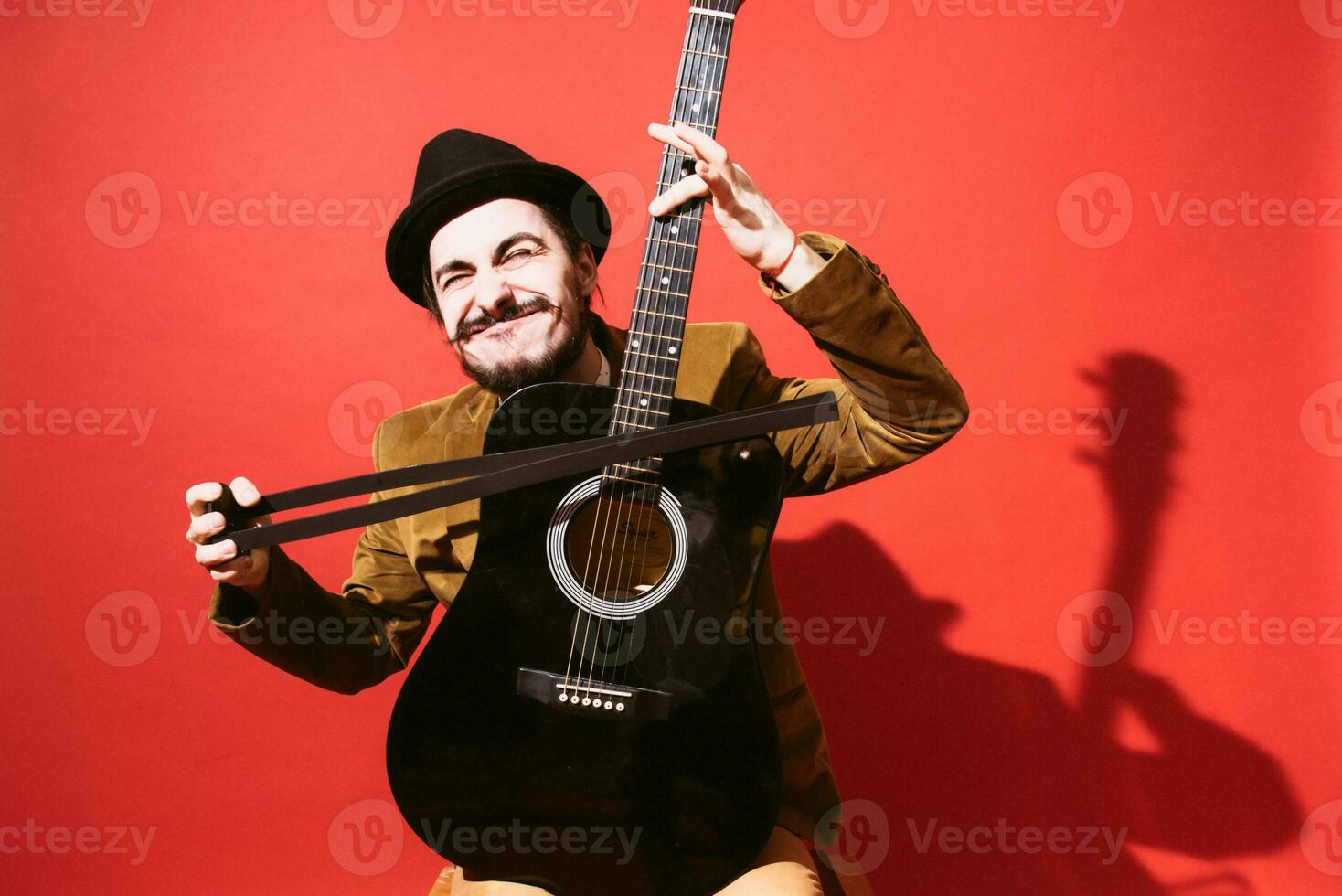 positivo cara jogando guitarra dentro a estúdio foto